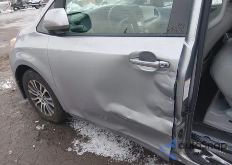 2018 Toyota Sienna Xle 8 Passenger z USA, uszkodzony, nr VIN 5TDYZ3DC4JS940590